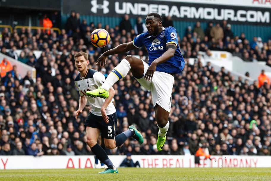 Controllo acrobatico del centravanti dell’Everton Romelu Lukaku (Afp)